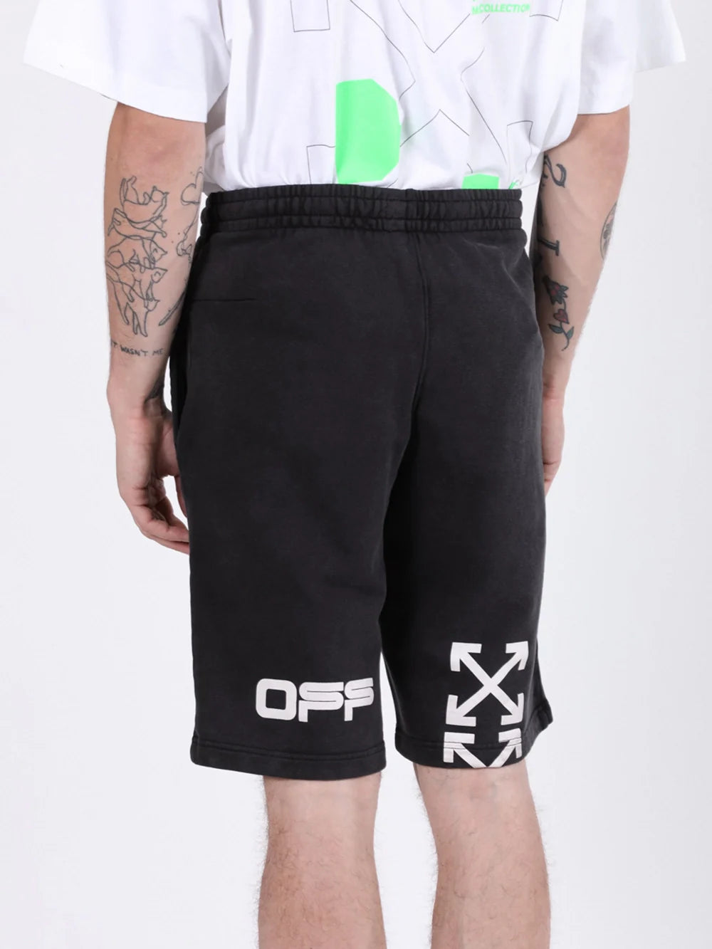 Gebroken witte short met handlogoprint in zwart